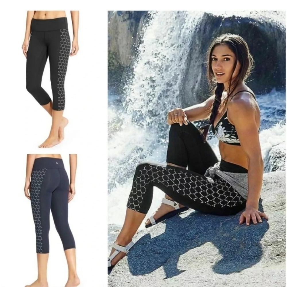 ATHLETA XS High Rise Eyelet Chaturanga Capri Leggings Black White T52